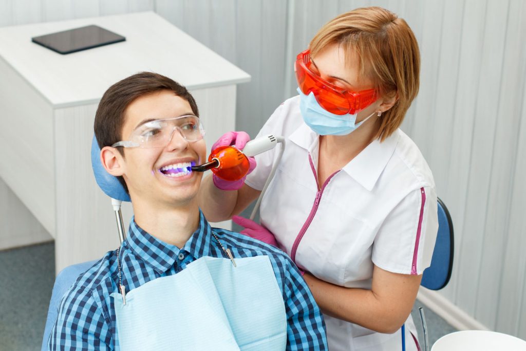 Wybielanie zębów to jedna z usług dentystycznych, która cieszy się coraz większą popularnością