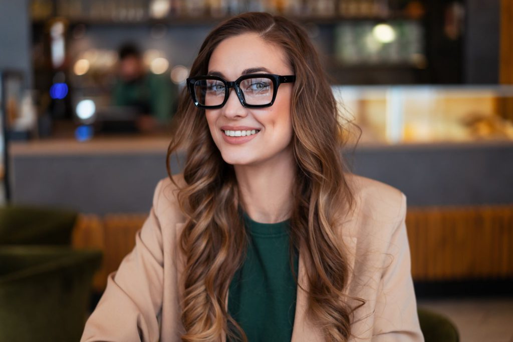 Okulary korekcyjne to nieodłączny element codziennego stylu wielu kobiet.