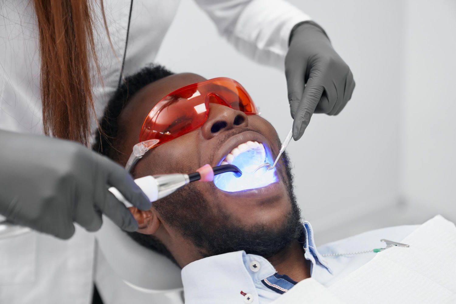 Precyzyjna stomatologia – jak mikroskop pomaga w leczeniu zębów