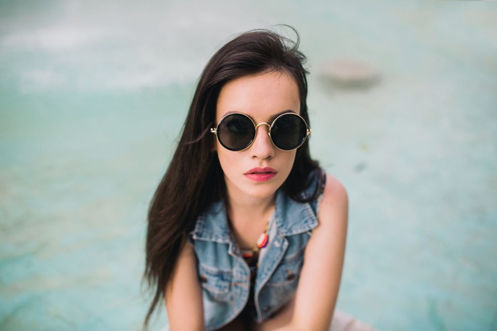 Okulary przeciwsłoneczne są nie tylko praktycznym dodatkiem do letnich stylizacji, ale również ważnym elementem ochrony naszych oczu przed szkodliwym promieniowaniem UV