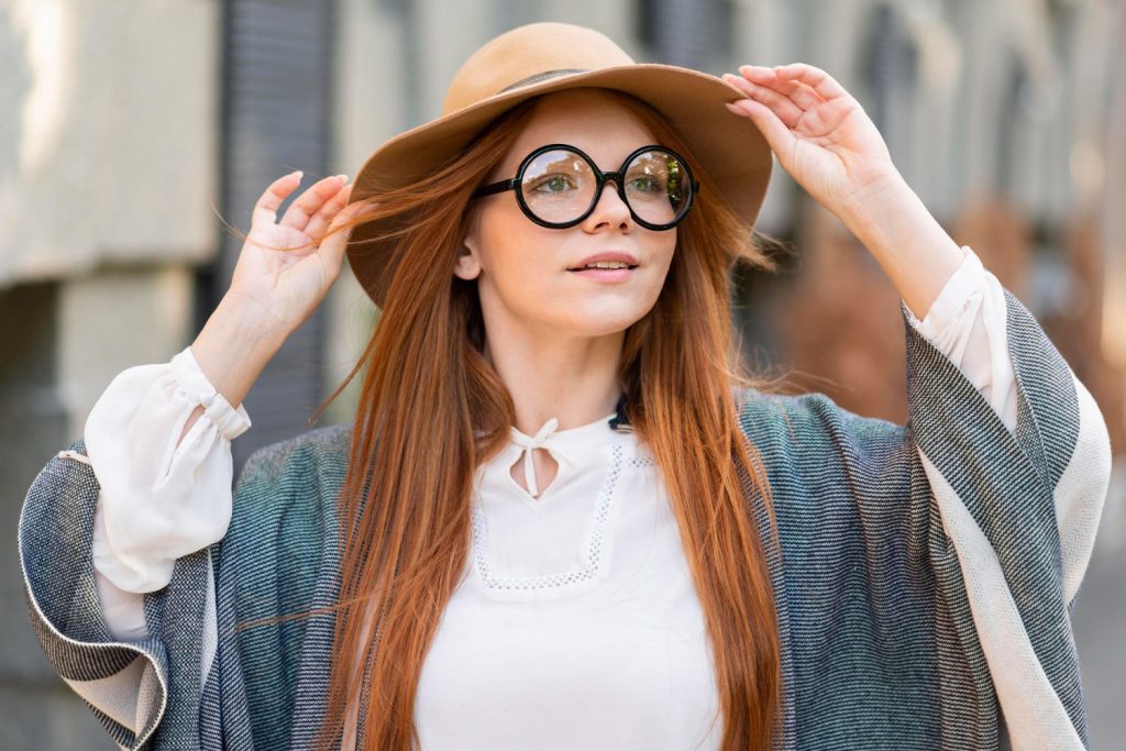 Okulary korekcyjne nie tylko poprawiają nasze widzenie, ale także stanowią ważny element stylizacji.